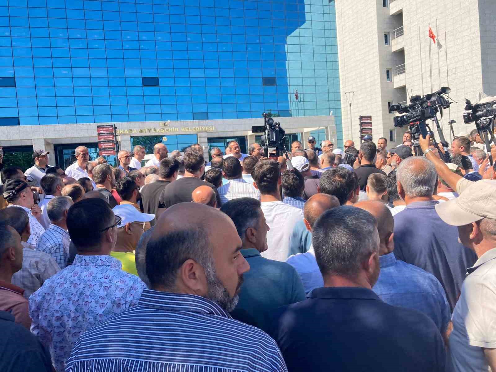 “C” PLAKALI SERVİS ŞOFÖRLERİ, ANKARA BÜYÜKŞEHİR BELEDİYESİ (ABB) ÖNÜNDE, UKOME’NİN