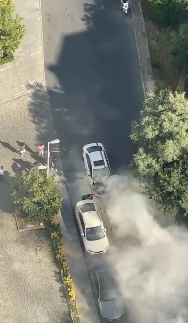 ŞİŞLİ’DE SEYİR HALİNDE İLERLEYEN BİR ARAÇ BİR ANDA ALEV ALDI.