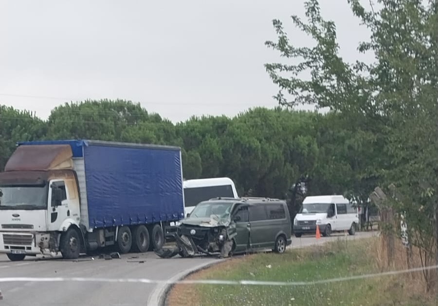 TEKİRDAĞ KAPAKLI İLÇESİNDE MEYDANA GELEN TRAFİK KAZASINDA OTOMOBİL, SEYİR HALİNDEKİ