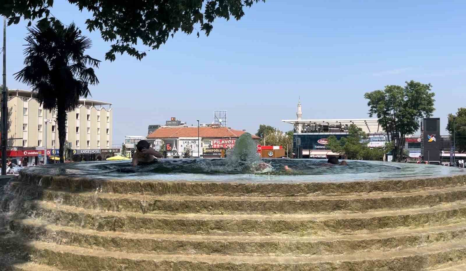 BURSA’DA SICAK HAVALARIN ETKİSİYLE BUNALAN ÇOCUKLAR İL MERKEZİNDE BULUNAN SÜS