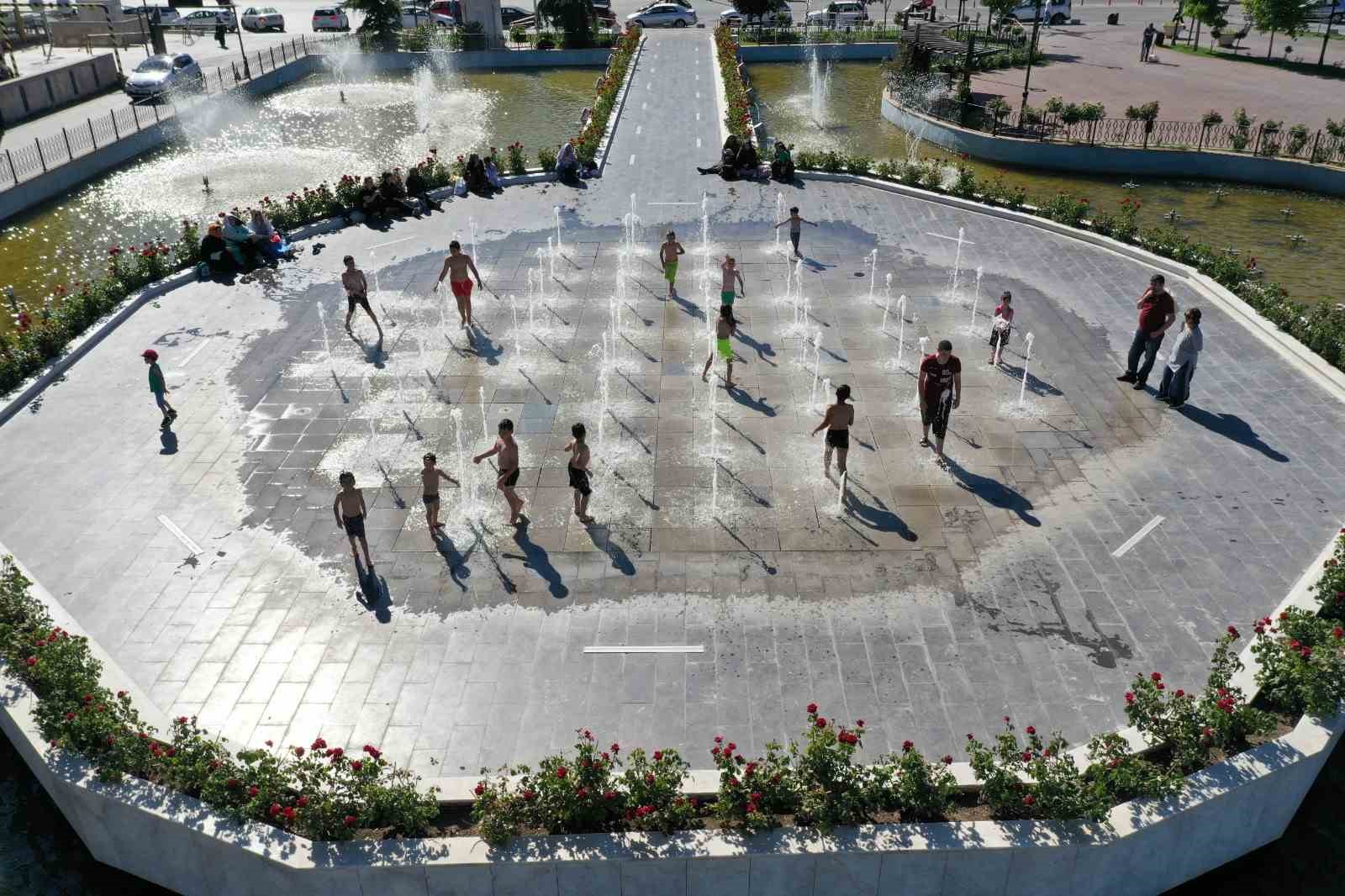 TERMOMETRELERİN 40 DERECEYİ GÖSTERDİĞİ ANKARA’DA SICAKTAN BUNALAN ÇOCUKLAR, KEÇİÖREN’DEKİ ISLANMA