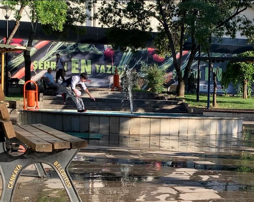 ANKARA’DA SICAKTAN BUNALAN ÇOCUKLAR, PARKIN BAHÇESİNDE BULUNAN SÜS HAVUZUNA GİRDİ.