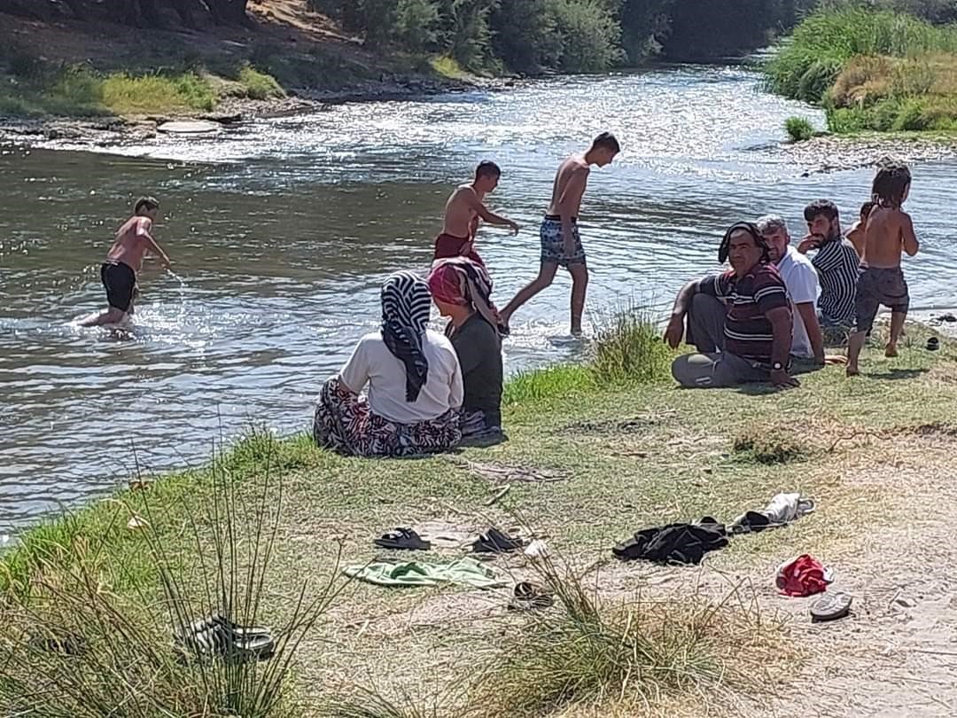BURSA’DA ÇÖRELER MAHALLESİ MUHTARI TURHAN ARGIN, SICAKTAN MAHALLE SAKİNLERİ İÇİN