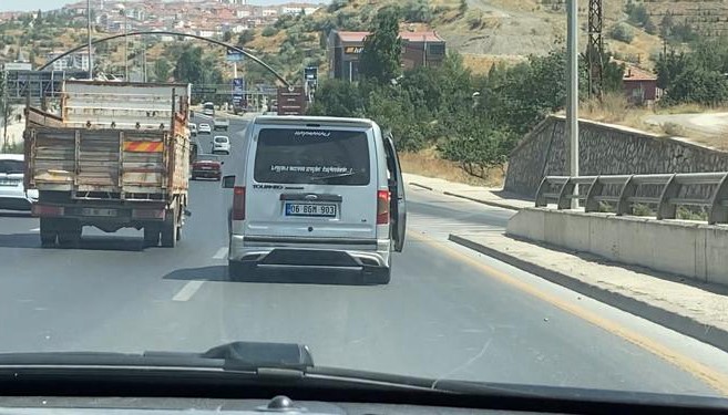 ANKARA’DA SICAKTAN BUNALAN BİR VATANDAŞ, OTOMOBİLİNİN KAPISI AÇIK BİR ŞEKİLDE