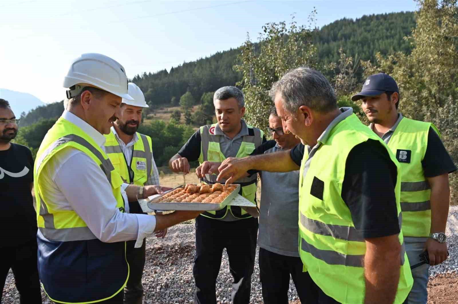 SINDIRGI'YA KİLOMETRELERCE SICAK ASFALT
