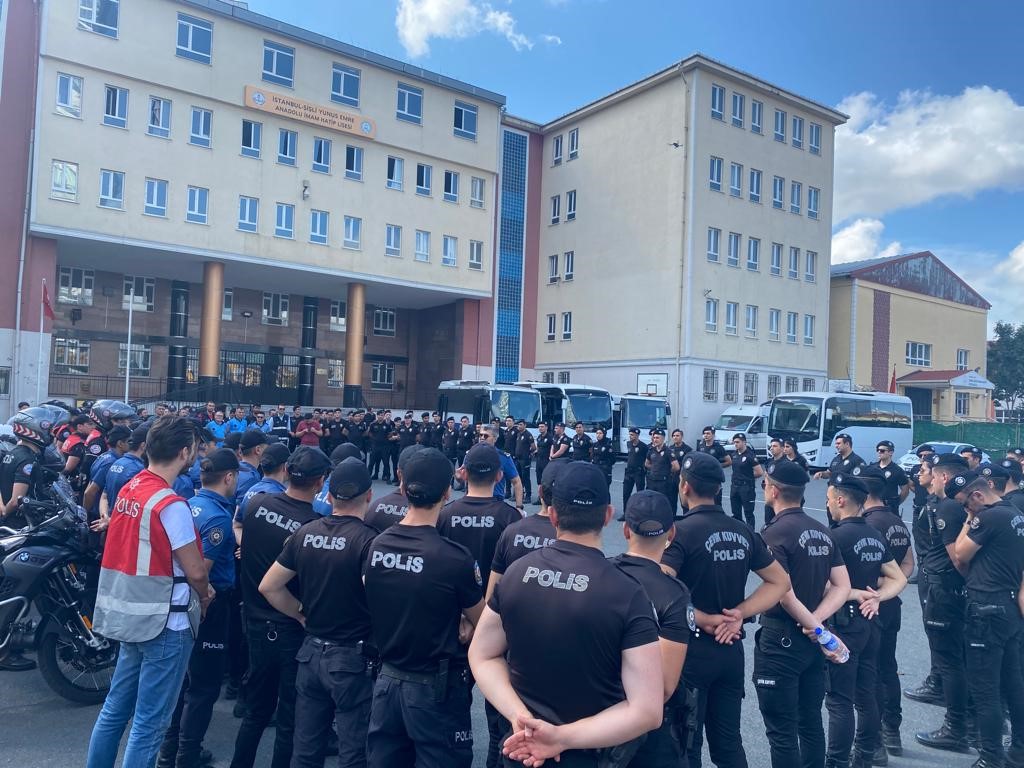 İSTANBUL ŞİŞLİ’DE 181 POLİSLE DÜZENSİZ GÖÇMENLERE YÖNELİK YAPILAN DENETİM YAPILDI.