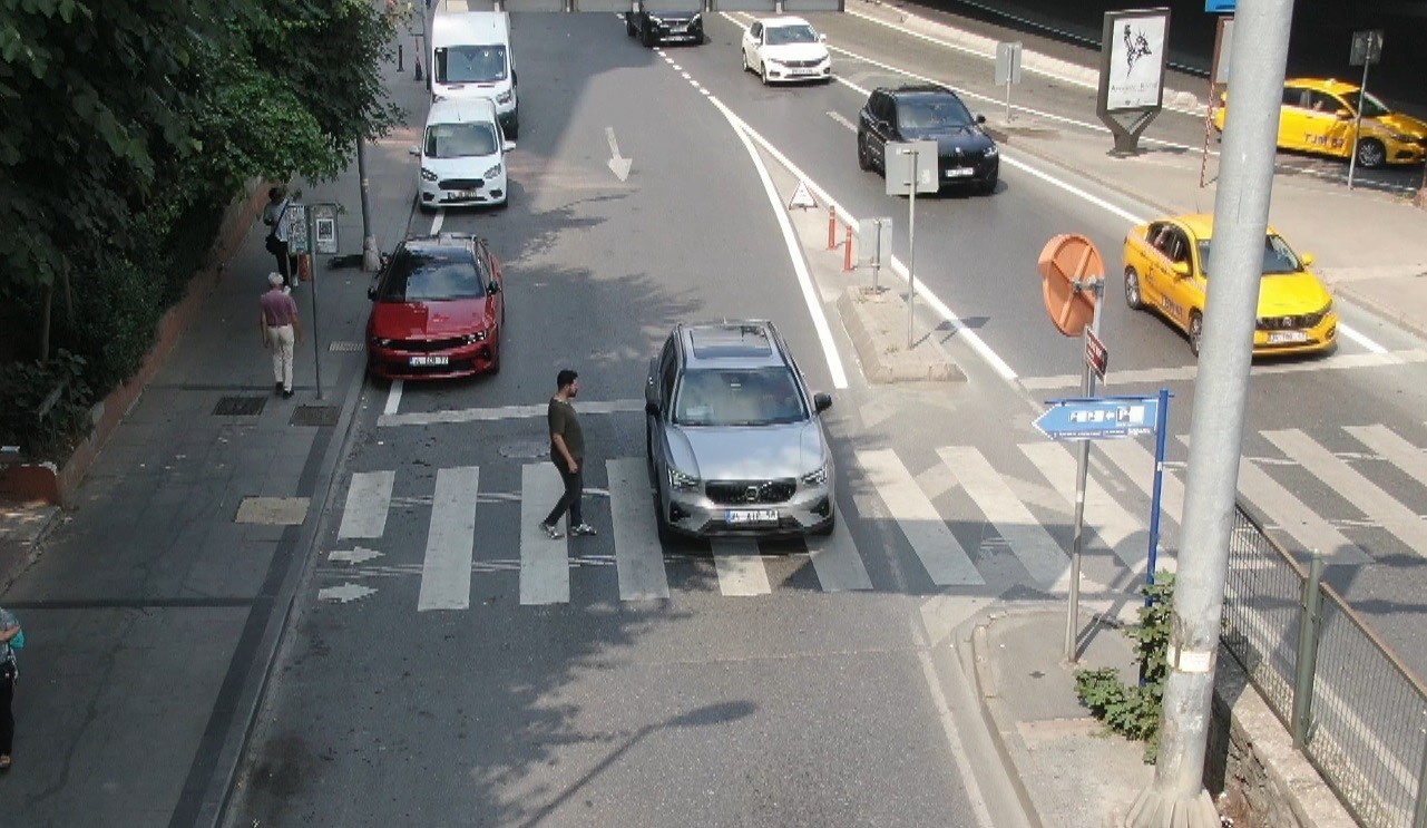 ŞİŞLİ’DE GERÇEKLEŞTİREN TRAFİK DENETİMİNDE YAYALARA YOL VERMEYEN SÜRÜCÜLER DRON İLE
