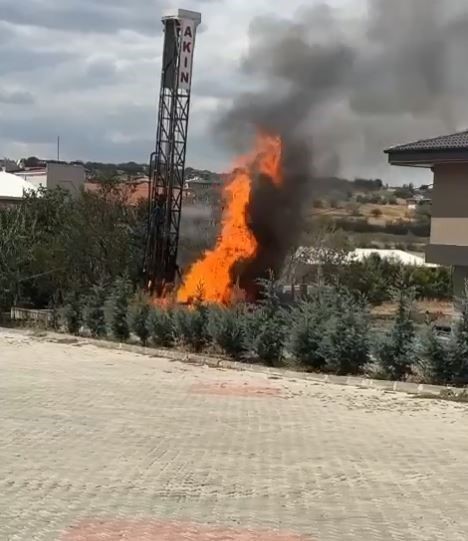 İLÇEYE BAĞLI HÜRRİYET MAHALLESİNDE SU İÇİN SONDAJ ÇALIŞMASI YAPILIRKEN, SONDAJ