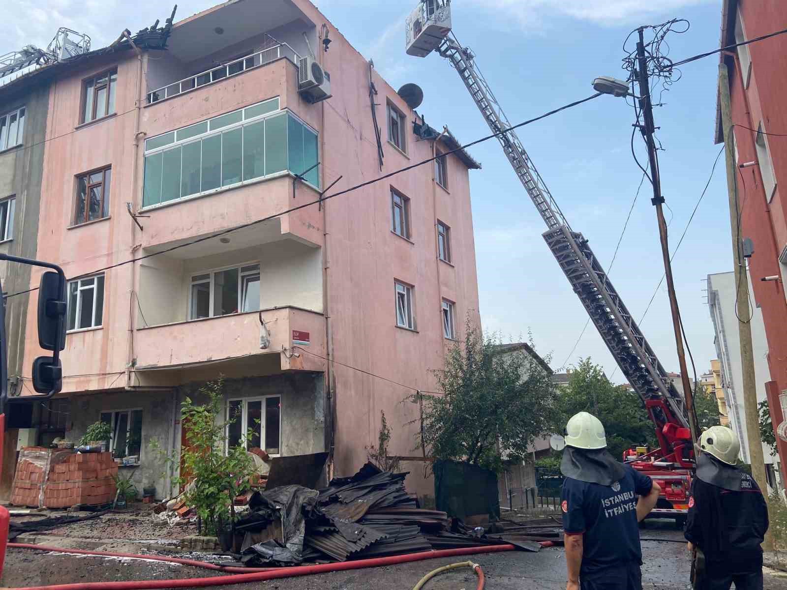 SULTANBEYLİ'DE 3 KATLI BİNANIN ÇATISINDA TADİLAT ÇALIŞMASI SIRASINDA YANGIN ÇIKTI.