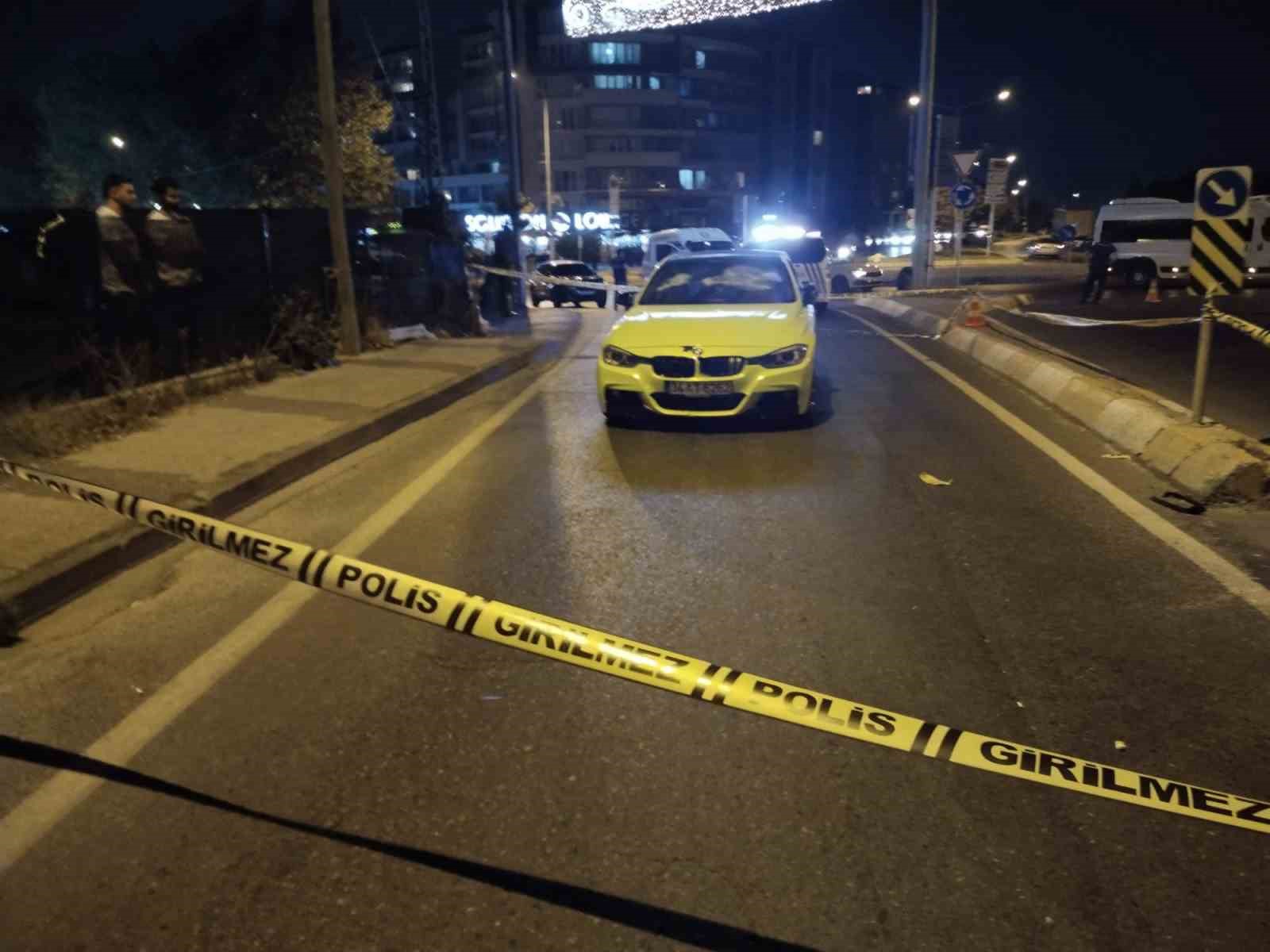 SULTANBEYLİ’DE BORÇ KAVGASI: ARACINI KURŞUNLAYIP DARP ETTİLER