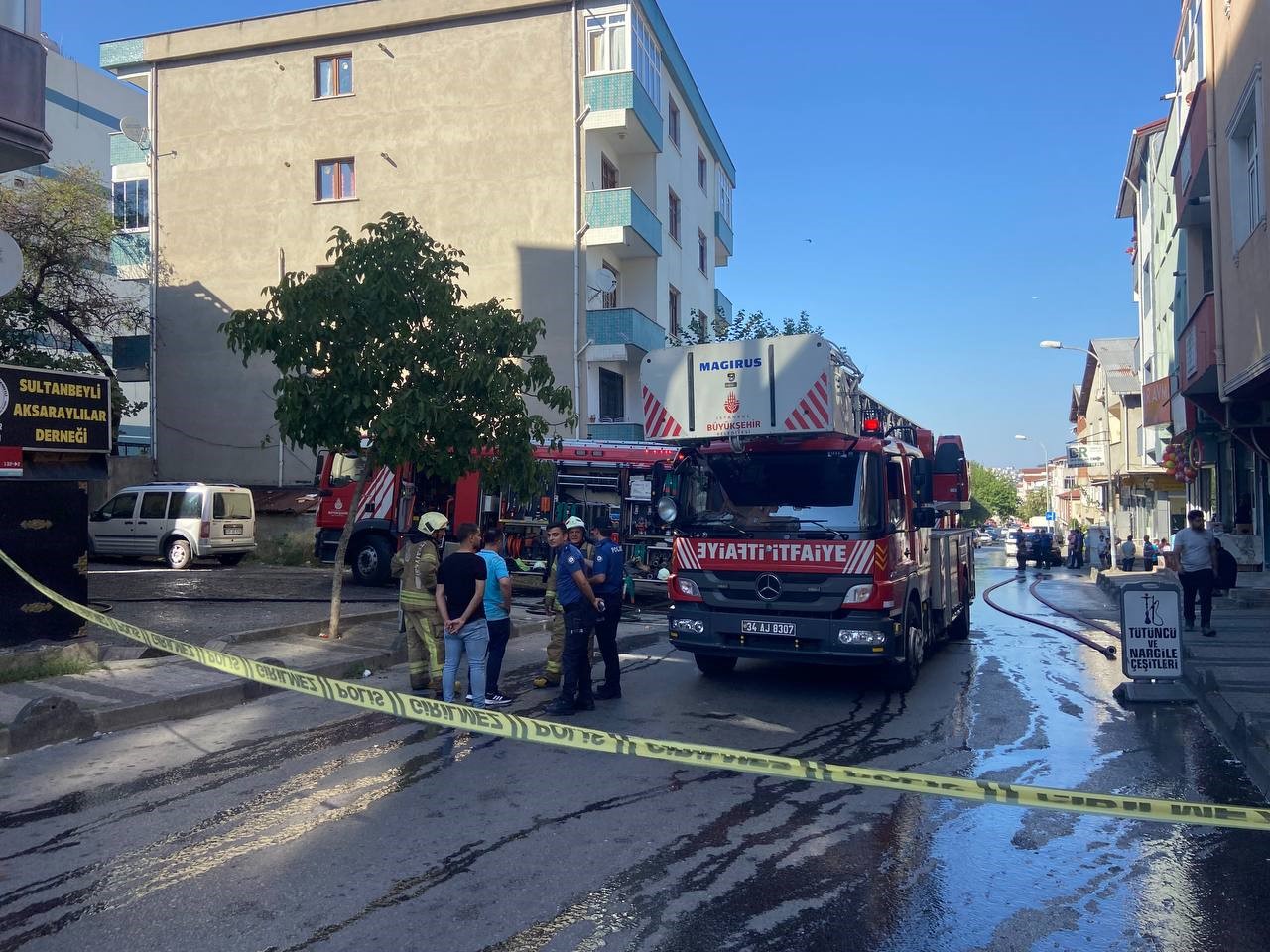 SULTANBEYLİ'DE İKİ KATLI BİNANIN ÇATI KISMINDA YANGIN ÇIKTI. KISA SÜREDE