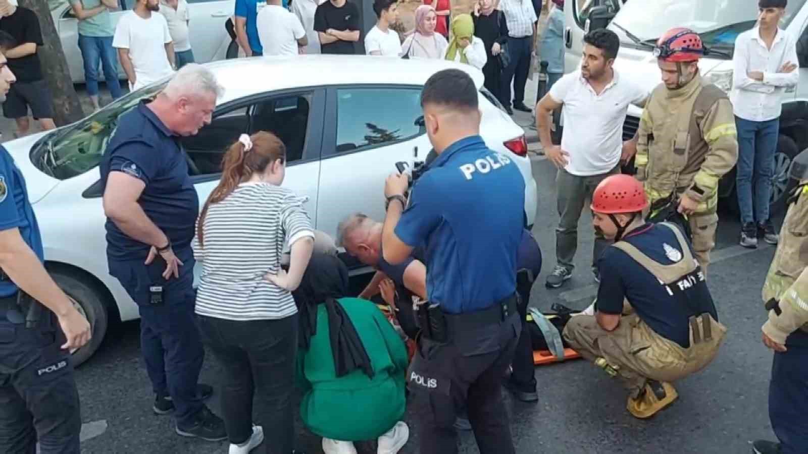 İSTANBUL'UN SULTANBEYLİ İLÇESİNDE OTOMOBİLİN ÇARPTIĞI KADIN YARALANDI.