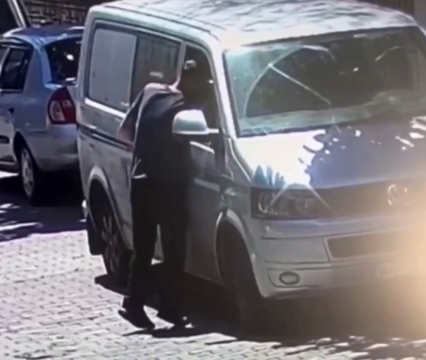 SULTANGAZİ'DE BİRİ İŞYERİNDEN, DİĞERİ İSE PARK HALİNDEKİ ARAÇTAN CEP TELEFONLARININ