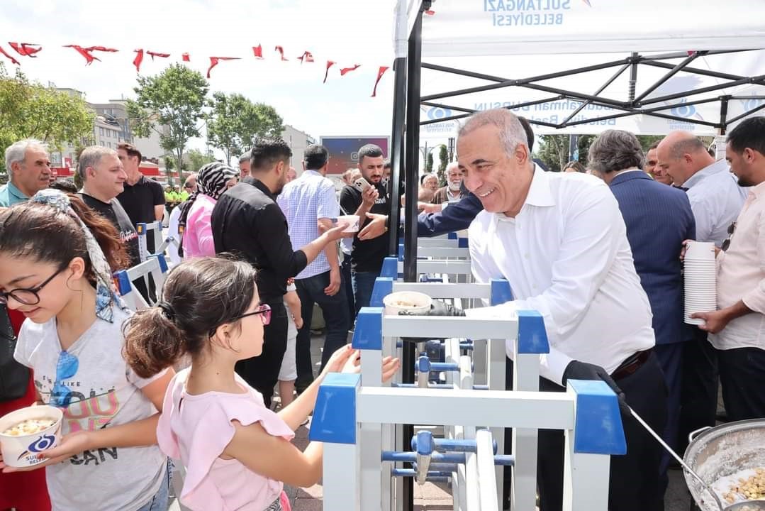 MUHARREM AYINDA GELENEĞİ BOZMAYAN SULTANGAZİ BELEDİYESİ, CUMA NAMAZI ÇIKIŞINDA 10