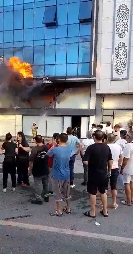 İSTANBUL'UN SULTANGAZİ İLÇESİNDE TEKSTİL ATÖLYESİNDE ÇIKAN YANGIN İTFAİYE EKİPLERİNİN YAKLAŞIK