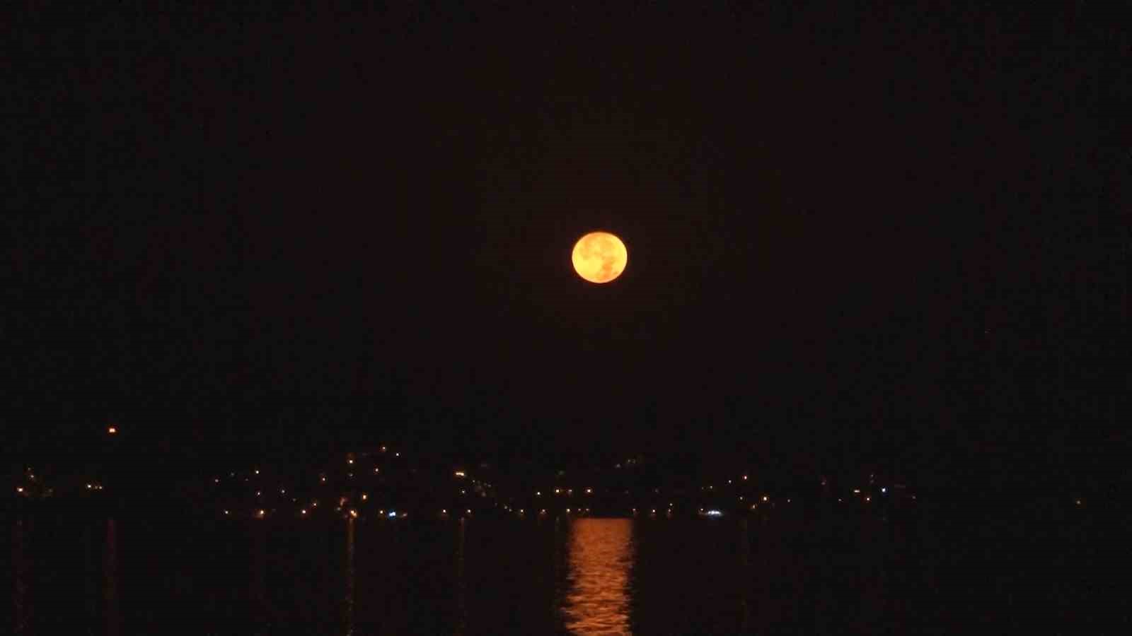 DENİZİN ÜZERİNDEN AY