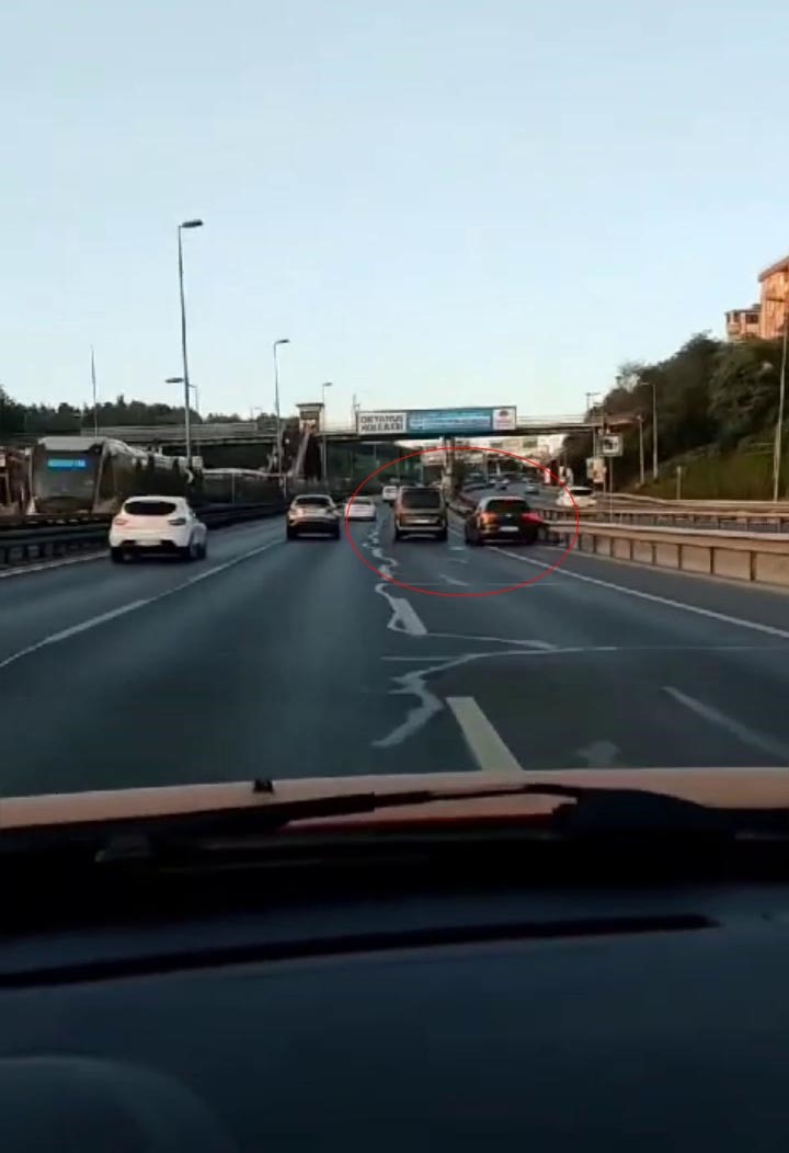 İSTANBUL HALİÇ KÖPRÜSÜ ÜZERİNDE İKİ ARAÇ SÜRÜCÜ ARASINDA YOL VERME