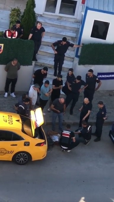 Taksideki valizden kilo kilo uyuşturucu çıktı KOCAELİ’DE JANDARMA EKİPLERİ, ALINAN İSTİHBARAT ÜZERİNE TİCARİ TAKSİYİ DURDURDU. BAGAJDA
