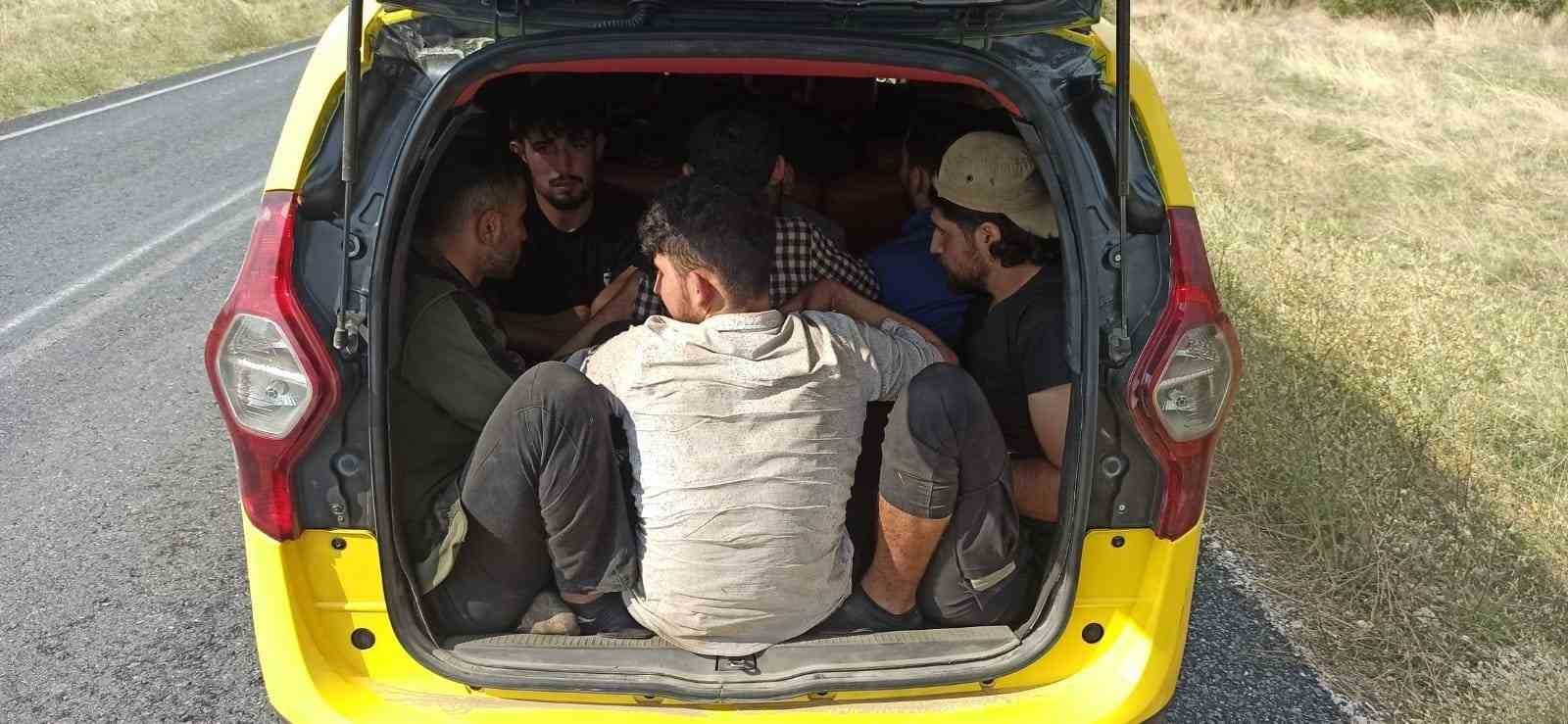 EDİRNE’DE İKİ ARAÇTA YAPILAN ARAMADA, 29 DÜZENSİZ GÖÇMEN İLE GÖÇMEN
