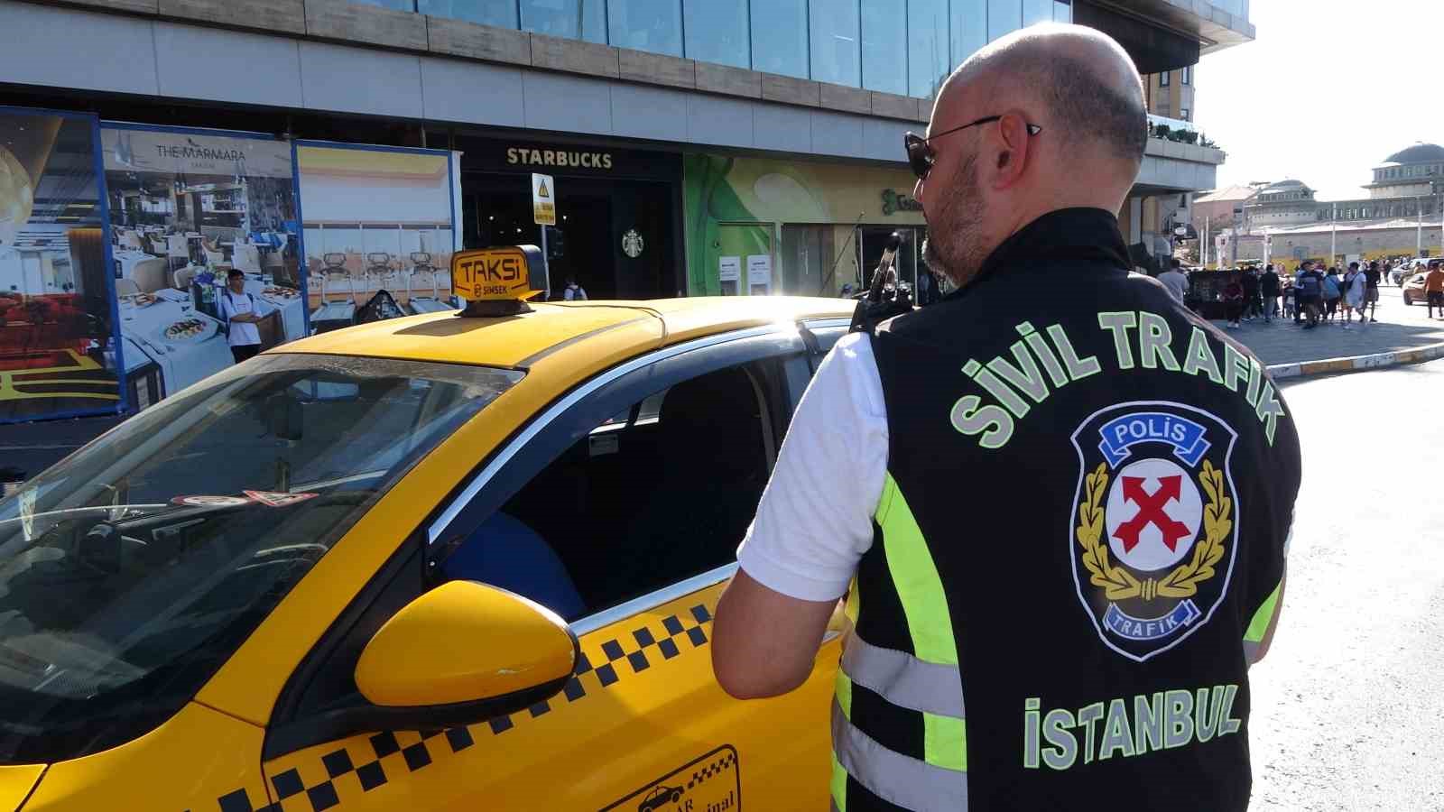 TAKSİM’DE TİCARİ TAKSİ DENETİMİ: KEMER TAKMAYAN ŞOFÖRLERE CEZA YAĞDI