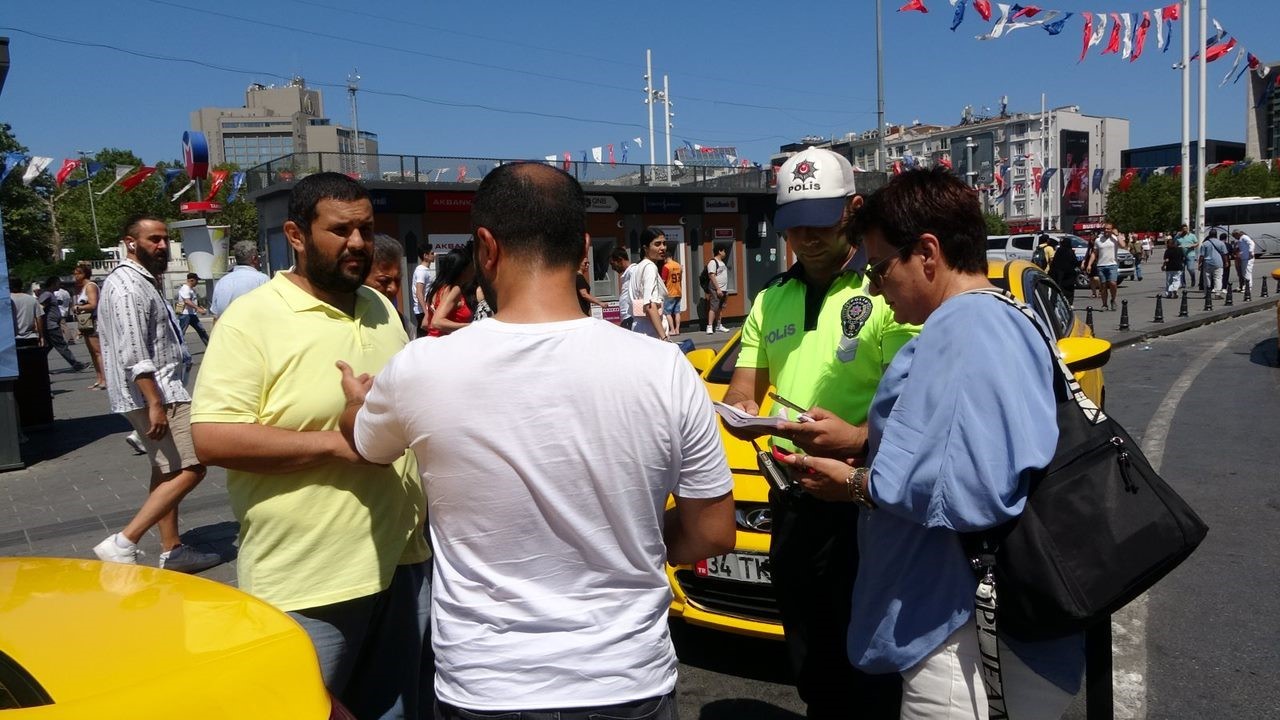 İSTANBUL TAKSİM MEYDANI'NDA TRAFİK POLİSLERİNİN YAPTIĞI TİCARİ TAKSİ DENETİMİNDE 4
