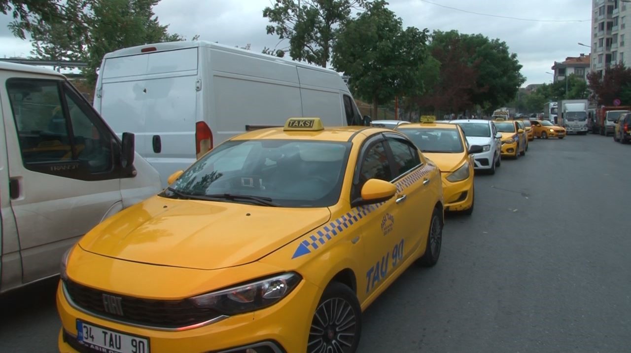 İSTANBUL'DA TAKSİMETRELERE YAPILAN YÜZDE 51.52'LİK ZAMMIN ARDINDAN TAKSİCİLER TAKSİMETRE GÜNCELLEMESİ