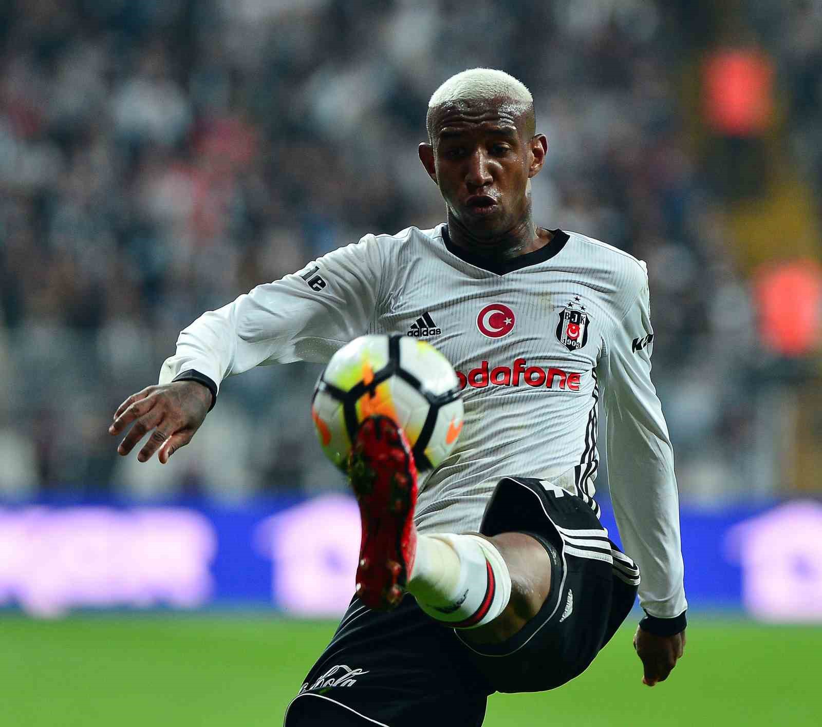 DÜN BEŞİKTAŞ TEKNİK DİREKTÖRÜ ŞENOL GÜNEŞ’İN TELEFONDA KONUŞTUĞUNU VE SİYAH-BEYAZLI