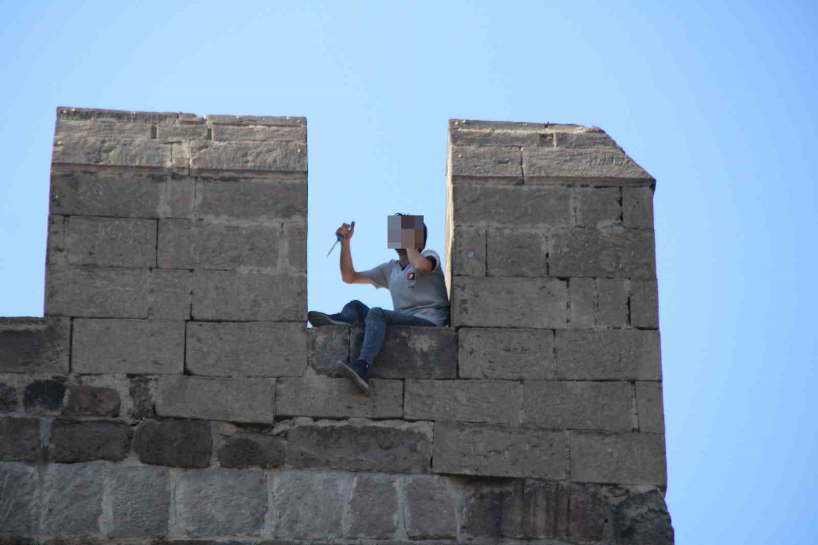 TARİHİ KAYSERİ KALESİ SURLARINA ÇIKAN VE ELİNDE BIÇAK OLAN ŞAHIS