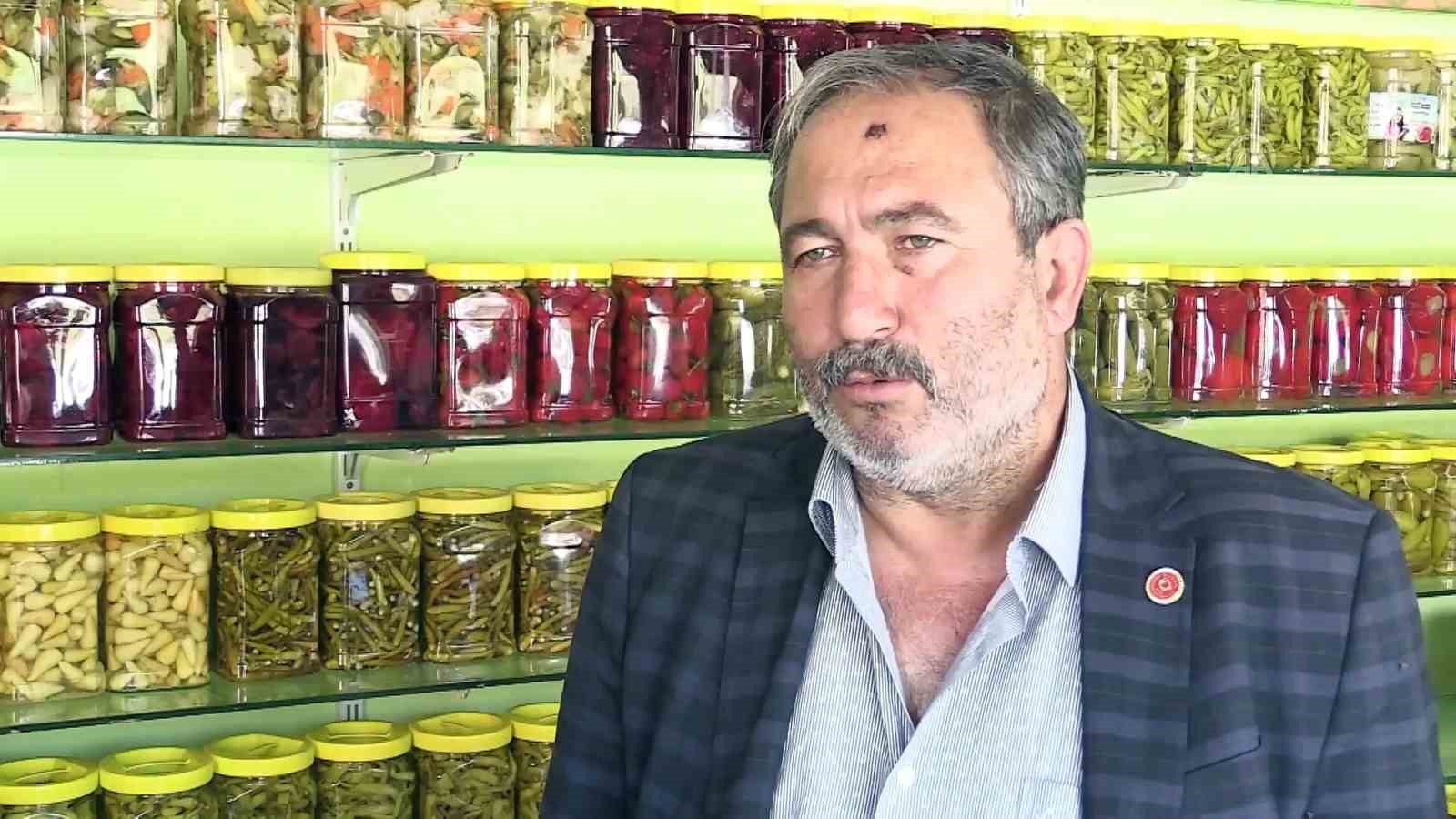 BURSA’NIN ORHANGAZİ İLÇESİNDE SABAH SAATLERİNDE KÖY KAHVESİNDE KOYUNLARI BAHÇELERE GİRİP