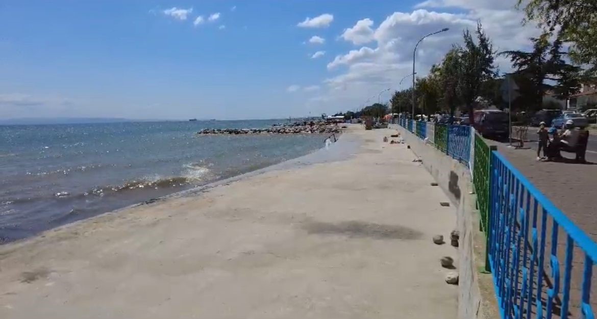 TEKİRDAĞ'DA OLUMSUZ HAVA KOŞULLARI SEBEBİYLE DENİZE GİRMEK YASAKLANDI.