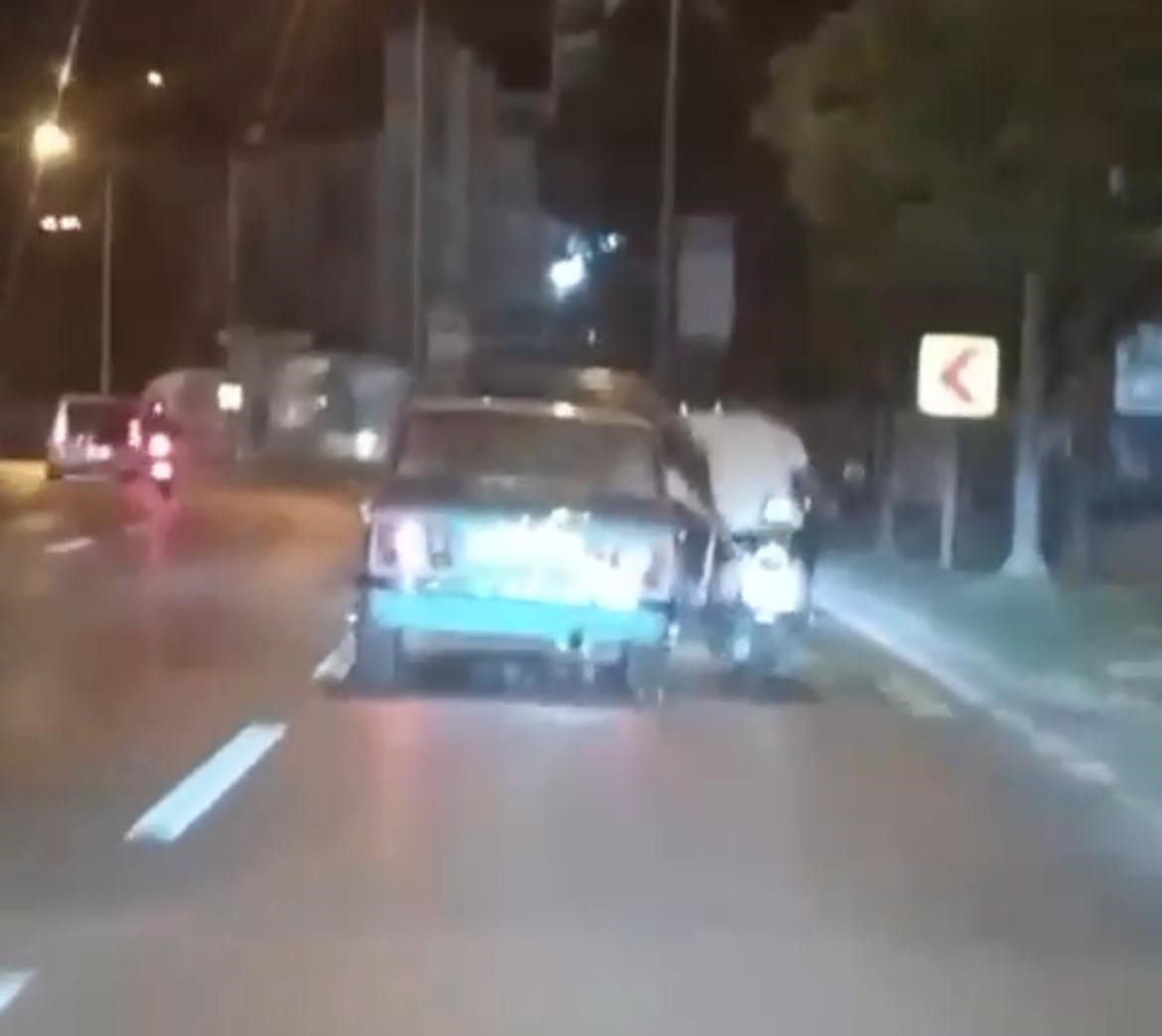 BURSA’DA SEYİR HALİNDEYKEN OTOMOBİLE KOLUNU YASLAYARAK SOHBET ETMEYE BAŞLAYAN SÜRÜCÜ,