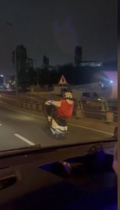 ŞİŞLİ’DE MOTOSİKLETİN ÖN TEKERLEĞİNİ KALDIRARAK TRAFİKTE SEYREDEN SÜRÜCÜLER TEHLİKE SAÇTI.