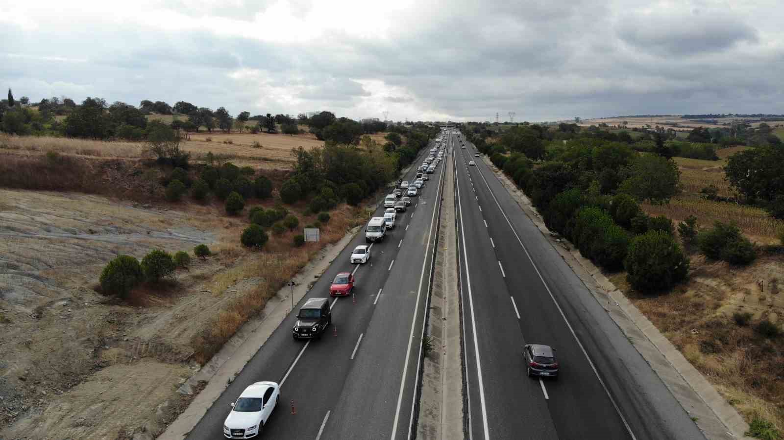 TEKİRDAĞ BÜYÜKŞEHİR BELEDİYESİ'NİN KAVŞAK ÇALIŞMASI, ÇEVRE YOLUNDA TRAFİĞİ FELÇ EDERKEN