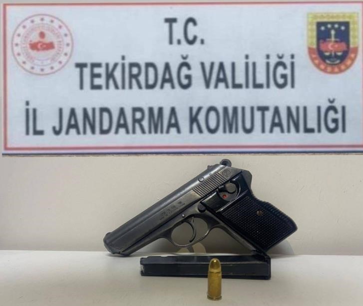 TEKİRDAĞ’DA JANDARMA EKİPLERİNCE DURDURULAN 2 ŞÜPHELİNİN ÜZERİNDEN RUHSATSIZ TABANCA ELE