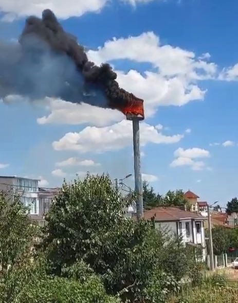 TEKİRDAĞ’IN SÜLEYMANPAŞA İLÇESİNDE BULUNAN BAZ İSTASYONU ALEV ALEV YANDI.