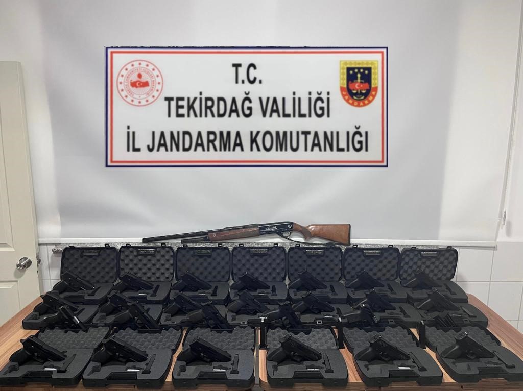 TEKİRDAĞ'IN ERGENE İLÇESİNDE BİR ADRESE DÜZENLENEN OPERASYONDA 26 ADET SİLAH