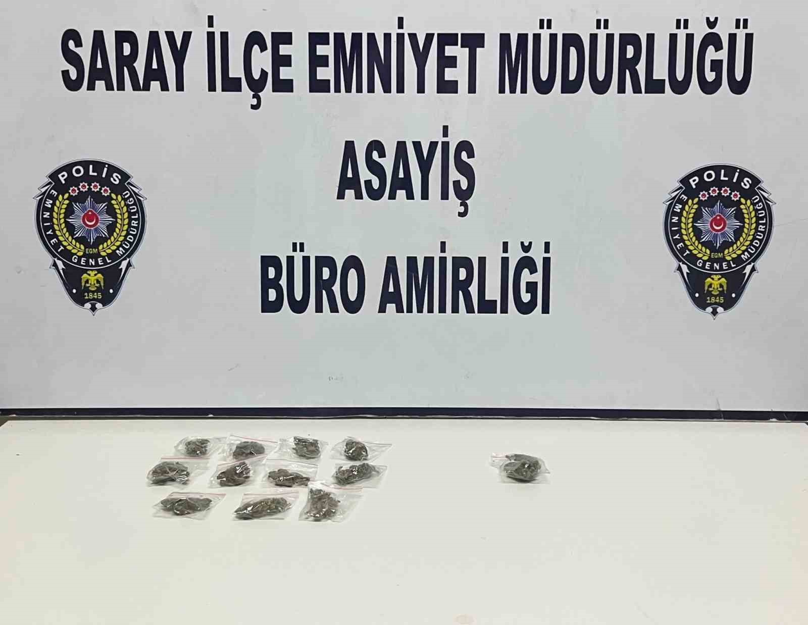 TEKİRDAĞ'DA POLİS EKİPLERİ ŞÜPHE ÜZERİNE DURDURDUKLARI ŞÜPHELİLERİN ÜZERİNDE BONZAİ MADDESİ