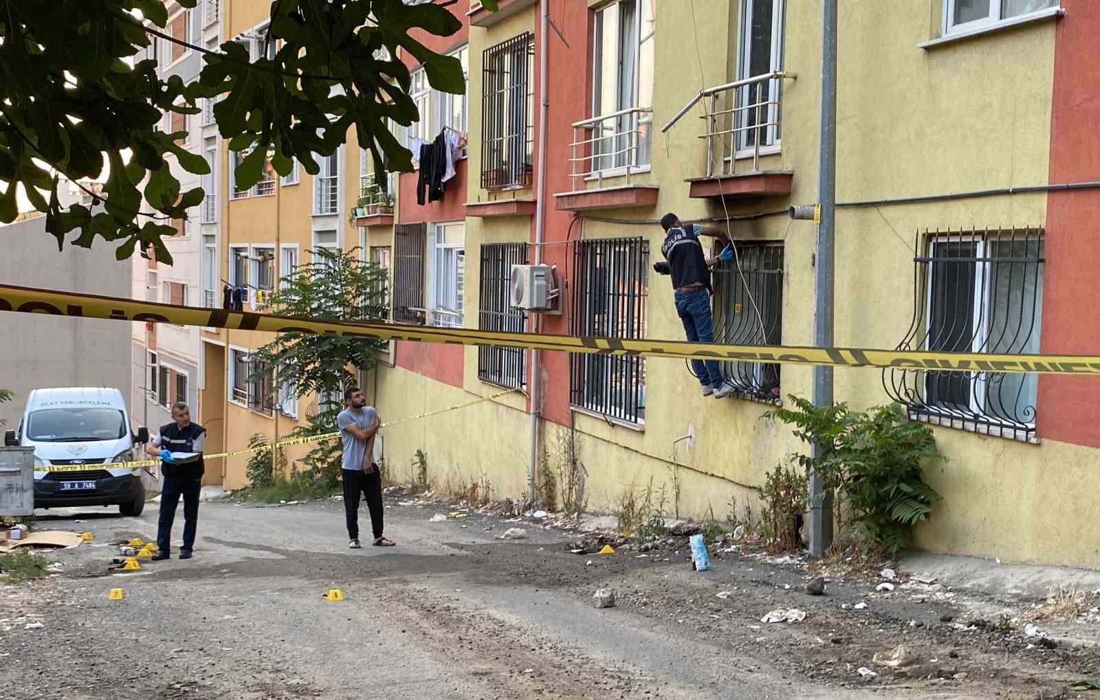 TEKİRDAĞ’IN ÇORLU İLÇESİNDE BİR APARTMANIN GİRİŞ KATINDAKİ İKAMETİNE ÇOK SAYIDA