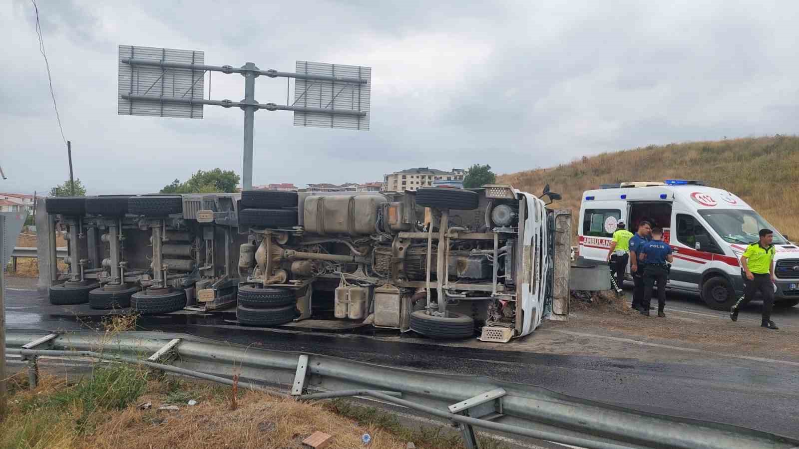TEKİRDAĞ’IN SÜLEYMANPAŞA İLÇESİNDE MICIR YÜKLÜ TIR DEVRİLDİ. TIRIN SÜRÜCÜSÜ YARALANDI.