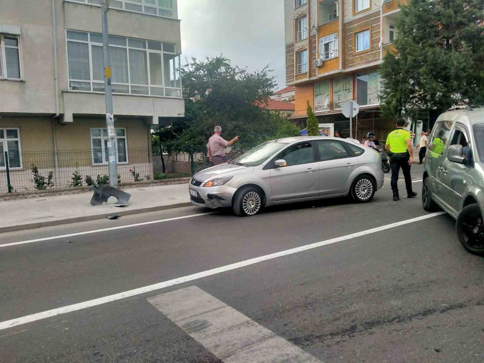 MOTOSİKLET OTOMOBİLE ÇARPTI, MOTOSİKLET SÜRÜCÜSÜ YARALANDI
