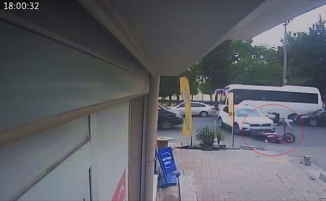TEKİRDAĞ ÇORLU’DA YOL AYRIMINDA DÖNÜŞ YAPAN OTOMOBİLLE ÇARPIŞAN MOTOSİKLETLİ GENÇ