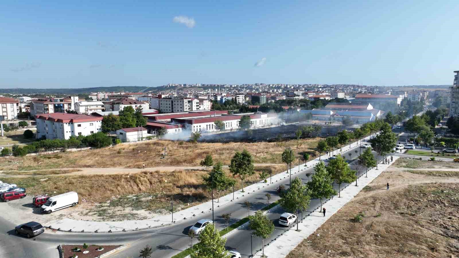 TEKİRDAĞ'DA OTLUK ALANDA ÇIKAN YANGINDA OKULLAR KÜLE DÖNMEKTEN SON ANDA