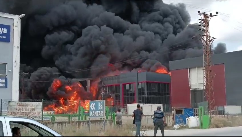 TEKİRDAĞ’DA MEYDANA GELEN YANGINDA ALEVLERE TESLİM OLAN FABRİKADAN GERİYE ENKAZI