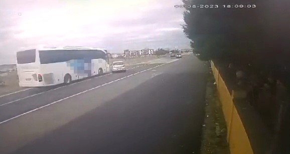 Tekirdağ’da yolcu otobüsü otomobille çarpıştı: 1 ölü, 2 yaralı KAZA ANI ÇEVREDEKİ GÜVENLİK KAMERALARI TARAFINDAN SANİYE SANİYE KAYIT ALTINA