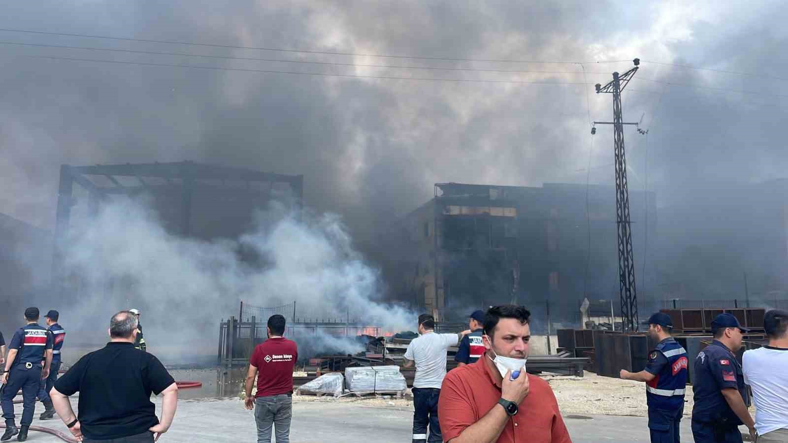 TEKİRDAĞ'IN ÇERKEZKÖY İLÇESİNDE BULUNAN KİMYA FABRİKASINDA ÇIKAN YANGIN KONTROL ALTINA