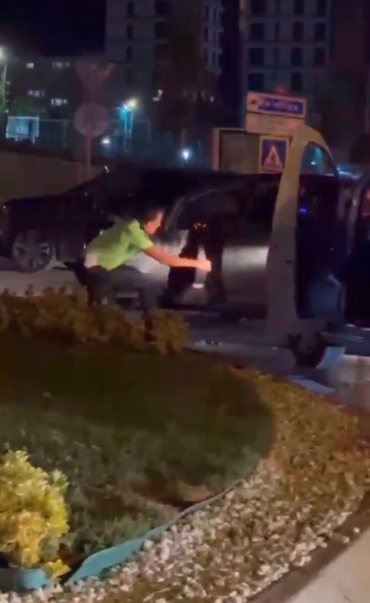 İSTANBUL'UN BAŞAKŞEHİR İLÇESİNDE KAÇARKEN TEKME ATIP POLİSİN SİLAHINI DÜŞÜREN ŞÜPHELİ