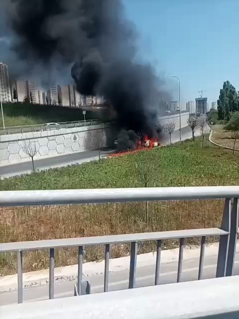 TEM OTOYOLU BAĞLANTISINDA SEYİR HALİNDEKİ OTOMOBİL ALEV ALEV YANDI