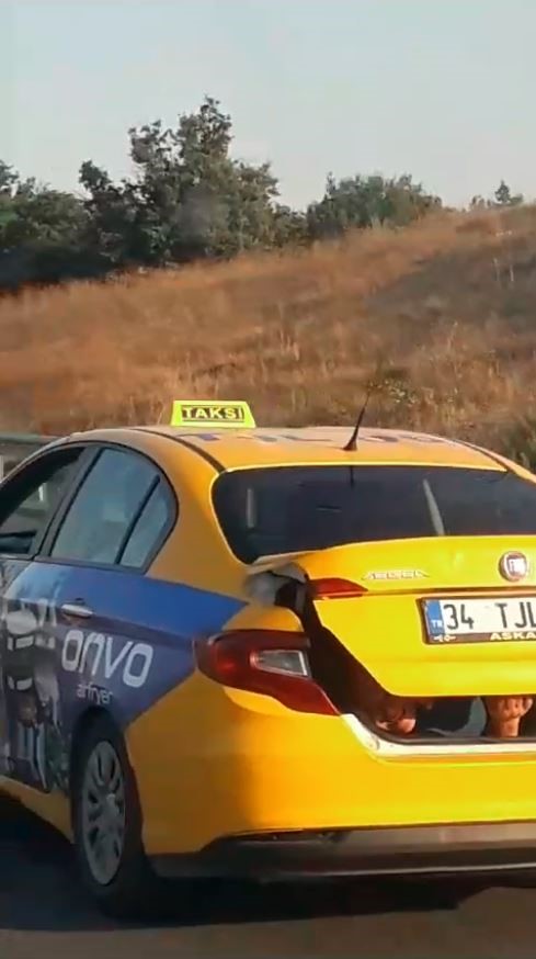 TEM OTOYOLU'NDA BİR TİCARİ TAKSİNİN BAGAJINDA SEYAHAT EDEN ADAM GÖRENLERİ