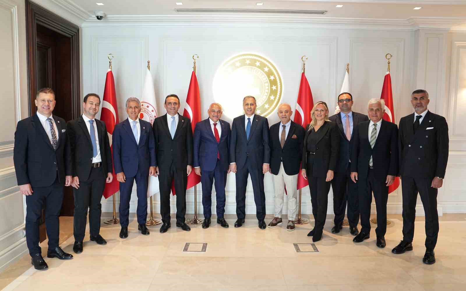 TÜRKİYE FUTBOL FEDERASYONU BAŞKANI MEHMET BÜYÜKEKŞİ VE YÖNETİM KURULU ÜYELERİ,