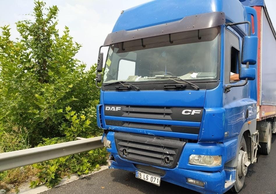 BURSA'NIN İNEGÖL İLÇESİNDE MEYDANA GELEN KAZADA TIRIN ÇARPTIĞI OTOMOBİLDEKİ 5